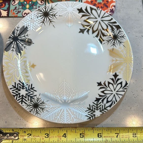 NWT Cindy Crawford Holiday Collection Snowflakes 8” Salad / dessert plate SPM1 - Picture 3 of 5